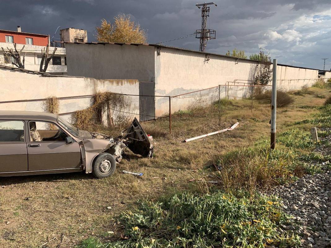 Yolcu treni hemzemin geçitte otomobile böyle çarptı 1